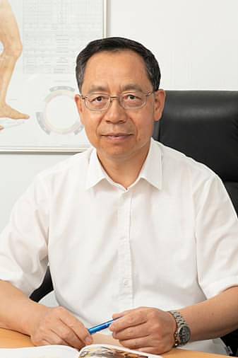 Portrait TCM Arzt Herr Bingxi Yan