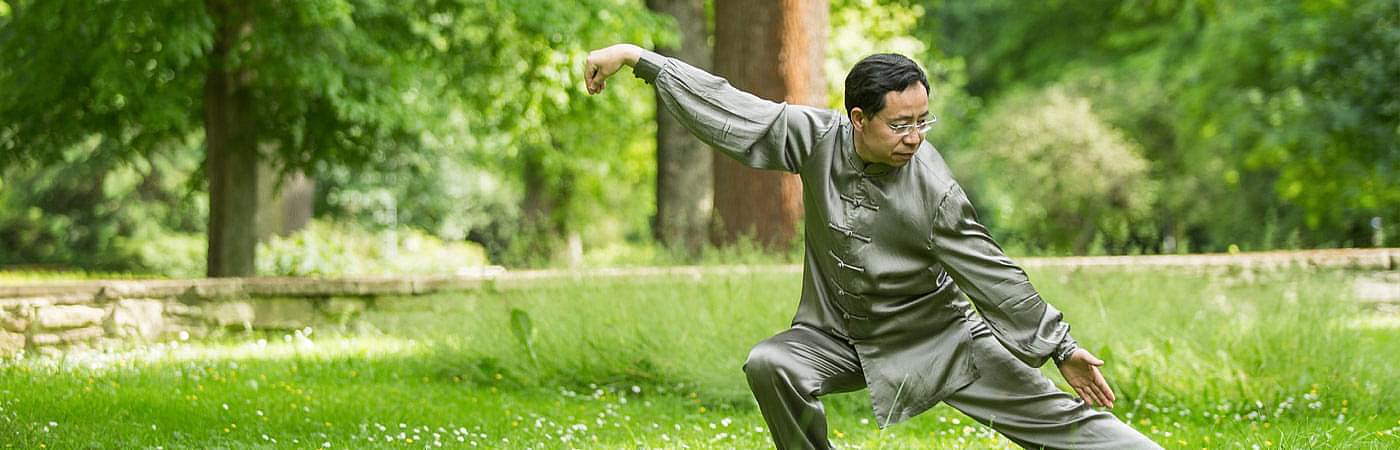 Mann macht Tai Chi im Park